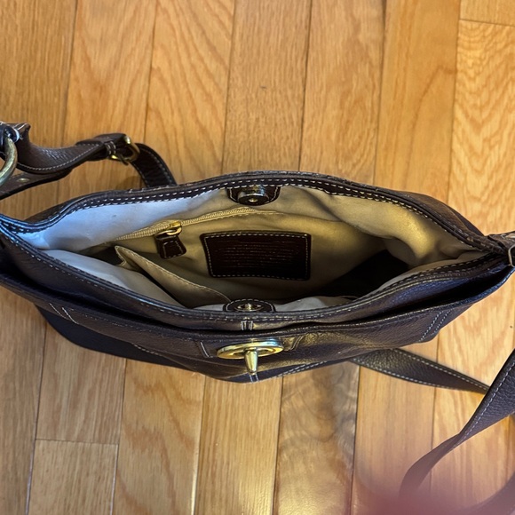 Coach Brown Leather Shoulder Bag with Turn-Lock Closure - Picture 3 of 3